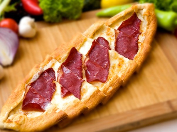 Kaşarlı Pastırmalı Pide